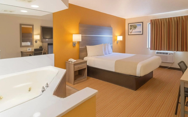 Travelodge by Wyndham Muskegon