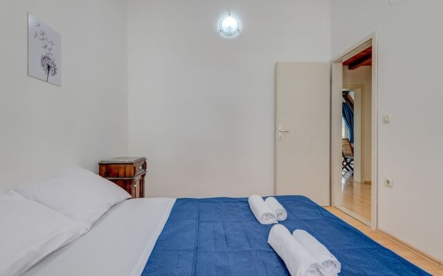 Spacious apartment Zvone with 3 balconies and parking
