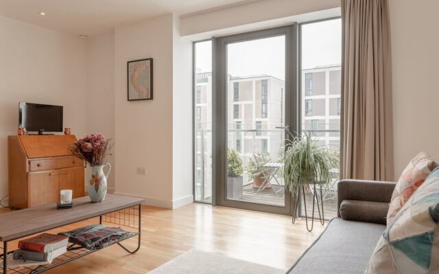 Stylish 2 Bedroom Flat With Balcony