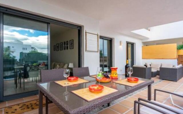 2BR poolfront family apartment WIFI and Near beach