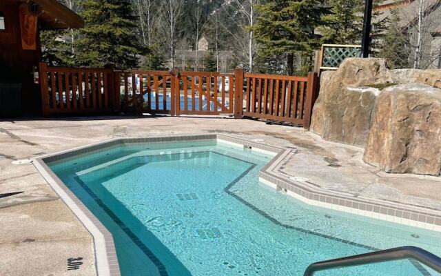 SPACIOUS 2-Br 2-Ba | Ski In/Out | Pool & Hot Tubs | in Heart of PANORAMA RESORT
