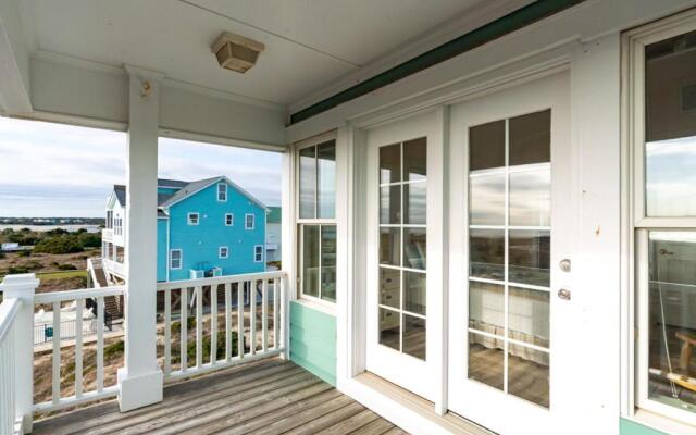Emerald Breeze by Oak Island Accommodations