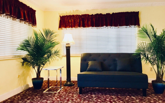 Days Inn by Wyndham Lake Village