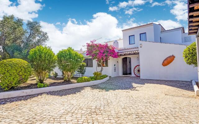 Stylish Villa  in Lagoa with Private Swimming Pool