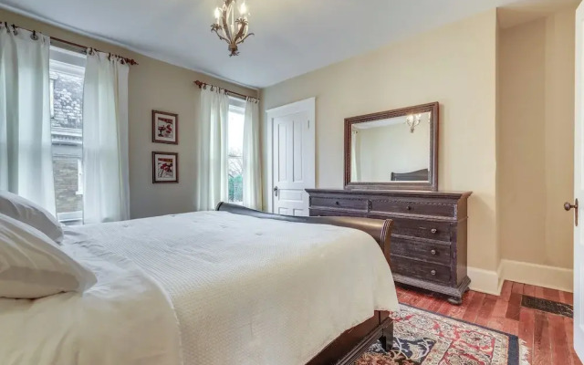 Walk to Garden & Restaurants: Zanesville Apartment
