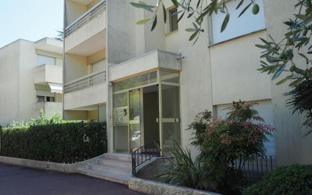 Vacation apartment with large private terrace and community pool, Cannes