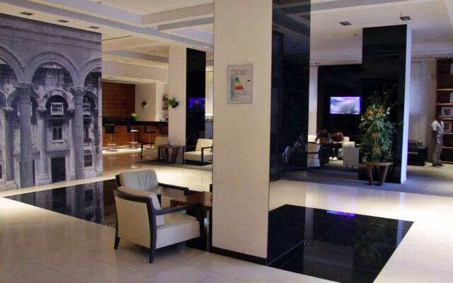 Atrium Hotel