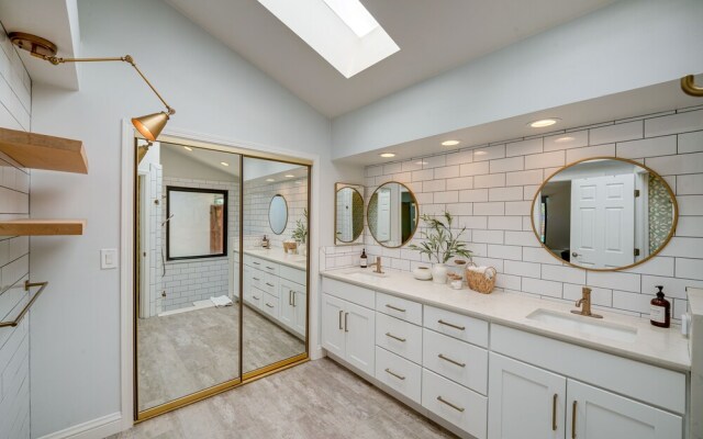 Bakersfield Oasis: Private Pool, Hot Tub & Patio!