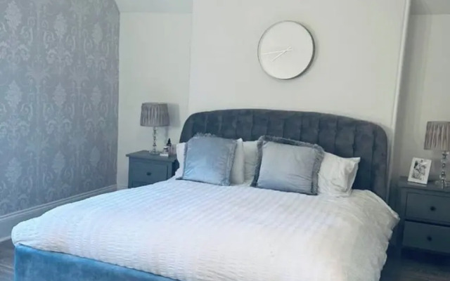 Lodge - Sleeps 18, pet Friendly & Free Parking