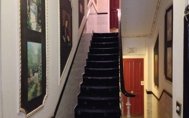 Whiteleaf Hotel