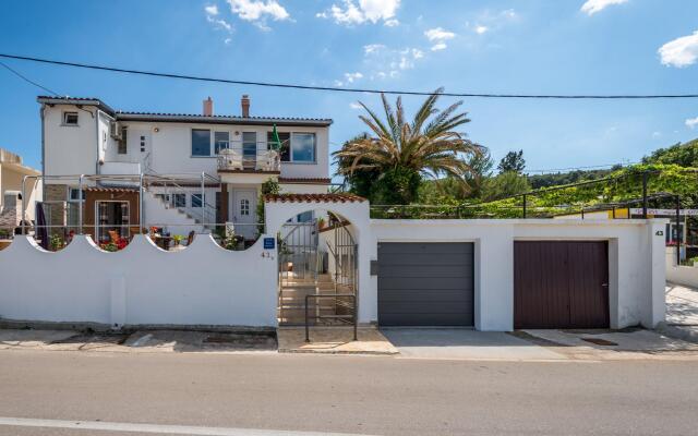 Modern Apartment in Arbanija with Hot Tub
