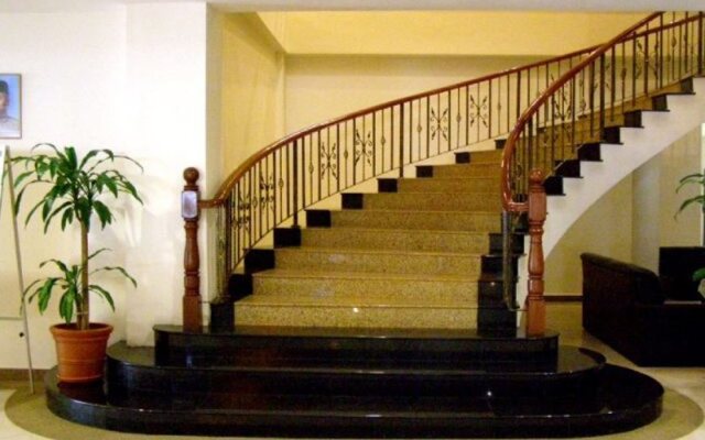 Carlton Holiday Hotel & Suites