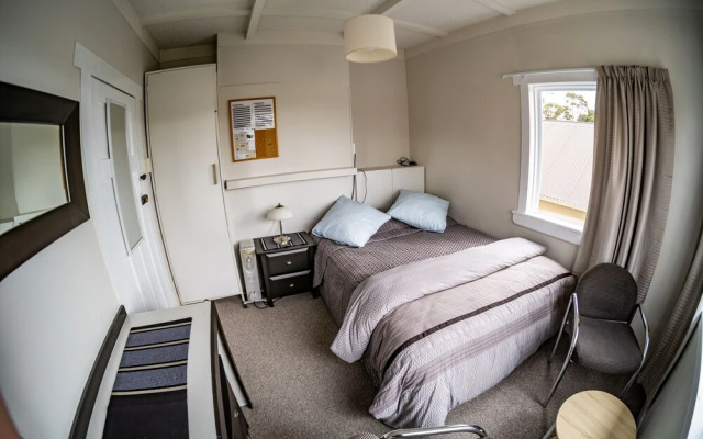 The Red Monkey Travellers' Lodge - Hostel