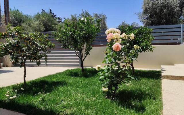 The Bright House a two-storey maisonette in Loutraki
