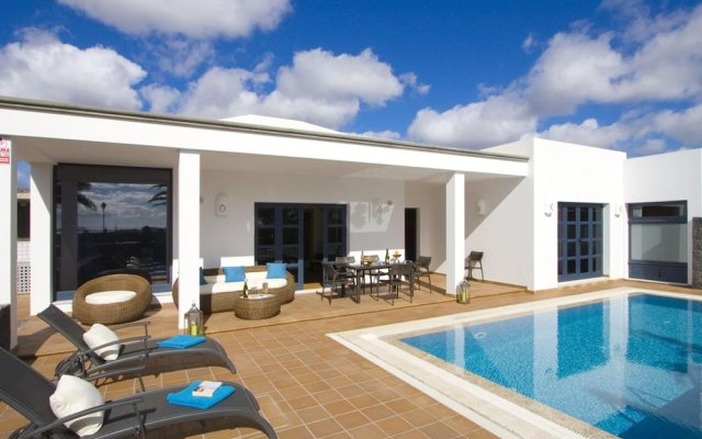 Villa With 3 Bedrooms in Playa Blanca, With Private Pool, Furnished Terrace and Wifi - 500 m From the Beach