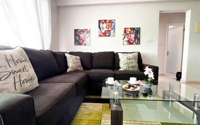 Modern Apartment Only 900m From Famous Venus Beach