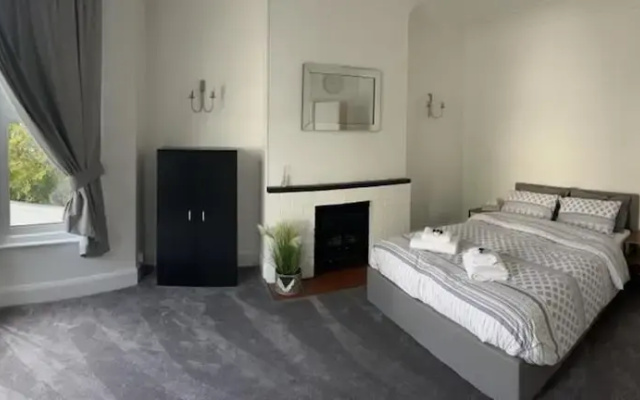 2-bed, Sleeps 4, Free Parking, Pets Allowed