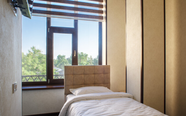 Friday Hotel
