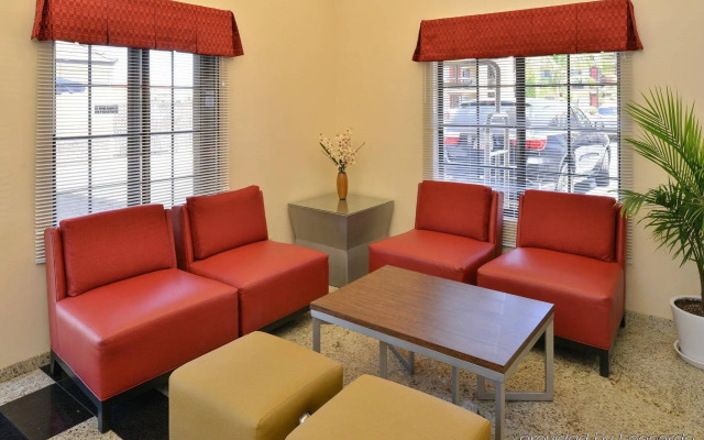 Best Western Plus Raffles Inn & Suites