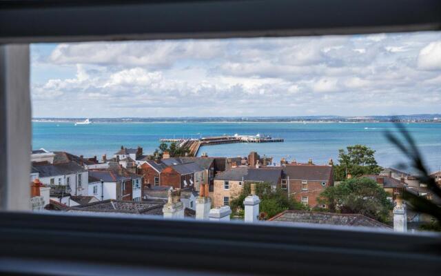 Bright Executive Apartment with Views of Solent