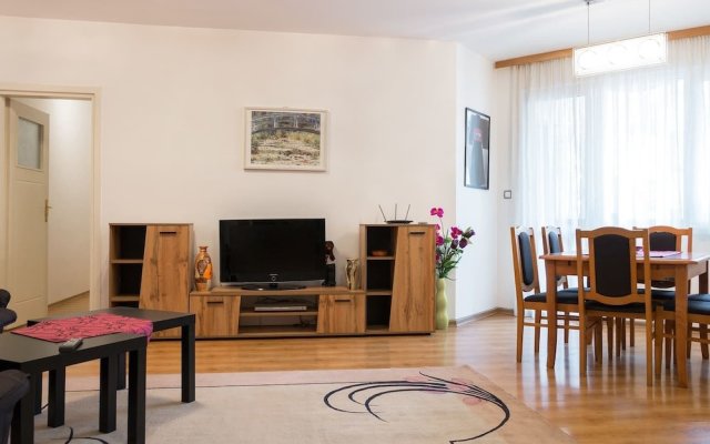 FM Deluxe 2- BDR Apartment - Youth Hill Plovdiv