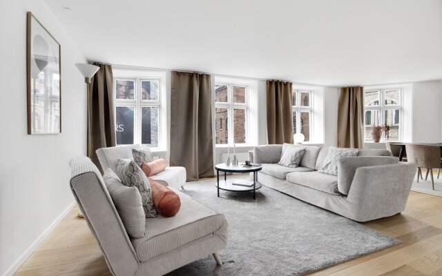 Sanders Regent - Popular 3-bdr Apt With Balcony