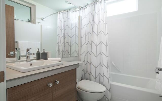 Hosteeva Modern Townhome w Rooftop