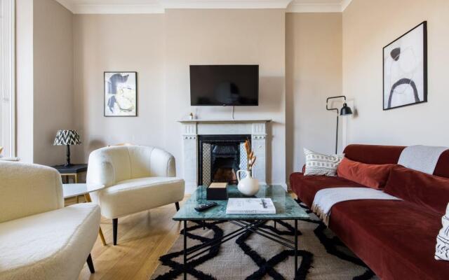 The Ealing Escape - Elegant 2BDR Flat With Parking