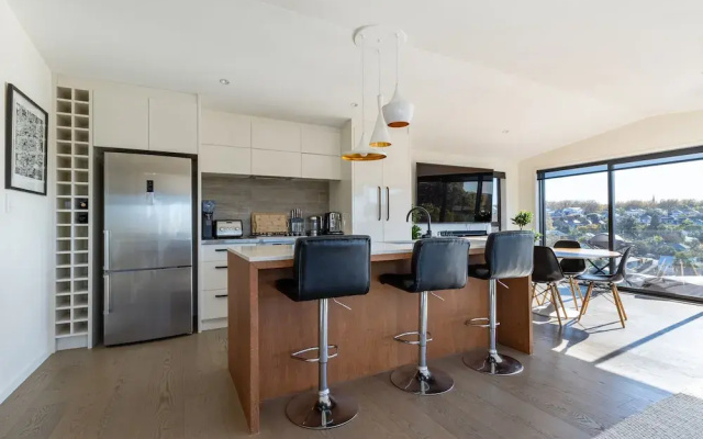 High-end 3BR House - Skytower View