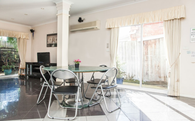 15 Charles Abbotsford Homestay