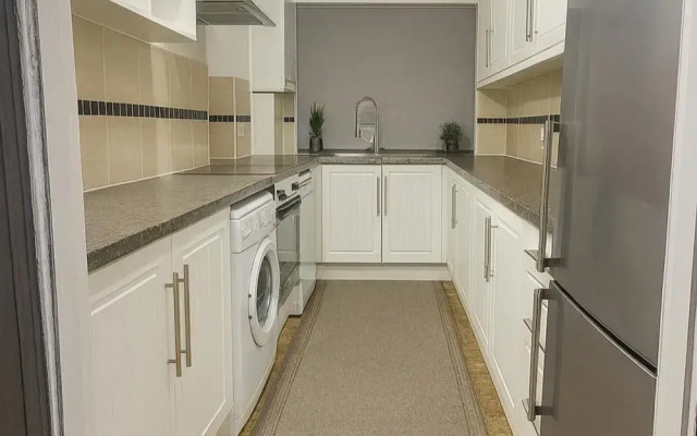 House - Sleeps 2 - Etihad Stadium 15 min Drive
