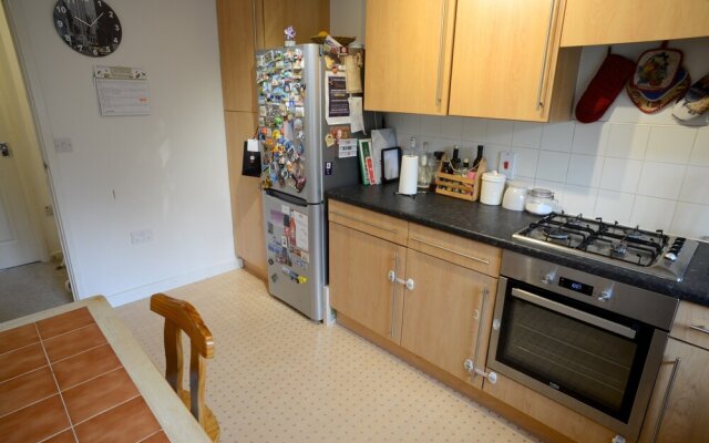 2 Bedroom Apartment With Balcony in Nunhead