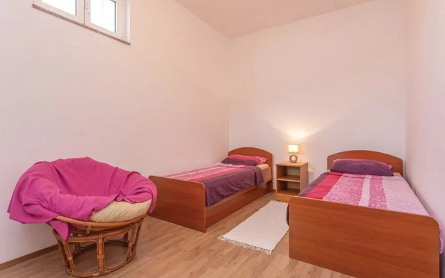 Apartment Niko - Two Bedroom Apartment With Swimming Pool