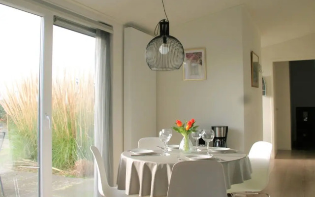 Beautiful Holiday Home With Decorative Fireplace