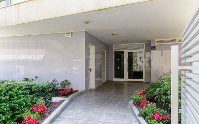 High Standard Seaside Apartment w/ Parking
