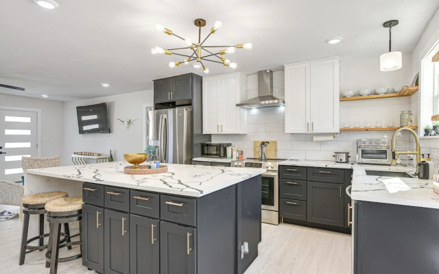 Pet-friendly Galveston Retreat < 1 Mi to Beaches!