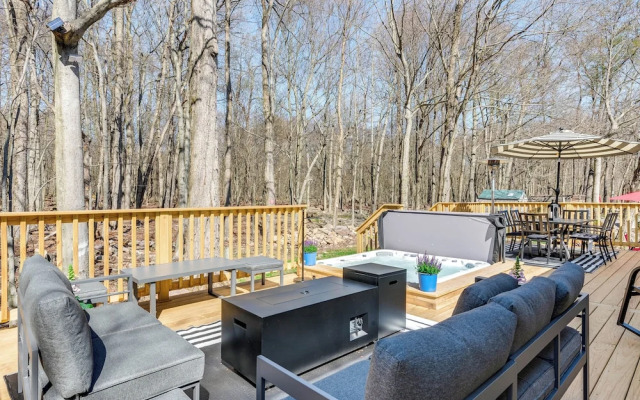 Lake & Beach Access: Bbq-ready Poconos Retreat!