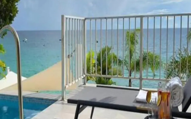 Villa Francoise - 4 Bedroom Beachfront w Pool