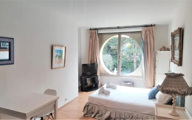cozy studio equipped with indoor heated pool in standing residence - Hotel in 戛纳 - Photo 3