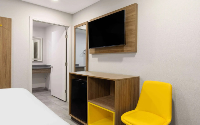 Days Inn by Wyndham Bakersfield