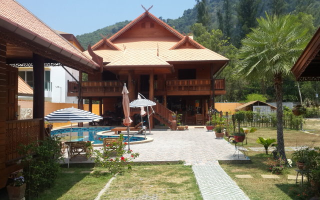 Golden Teak Resort Baan Sapparot
