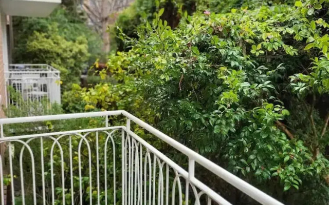 Homely 1 Bedroom Retreat in South Yarra With Balcony