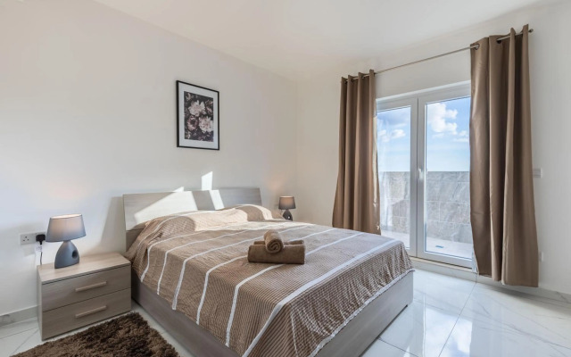 STYLISH 2-Bedroom Penthouses - Terrace with Views