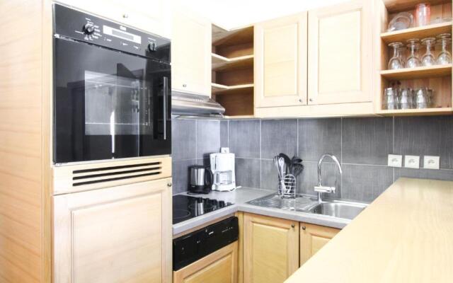 Charming 6th-floor 2-bedroom apartment with fireplace