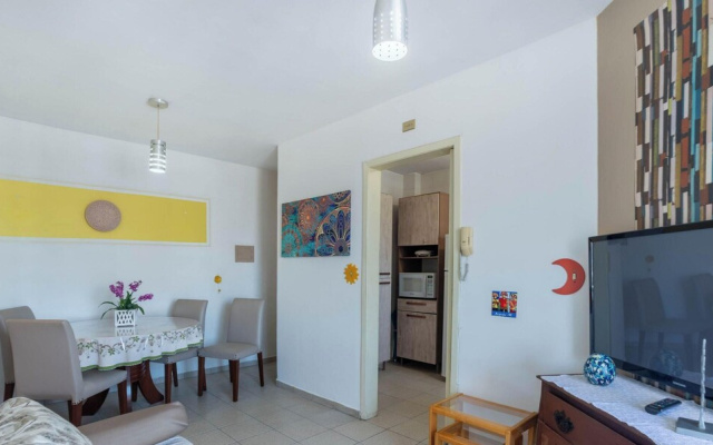 Central Apt Steps From the Beach in BC Cev2304