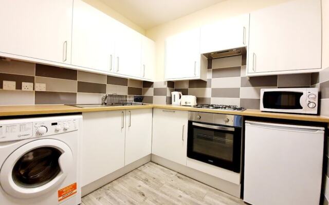 Gorgeous, Light & Airy Apartment in the Heart of the West End, Close to SEC and Hydro