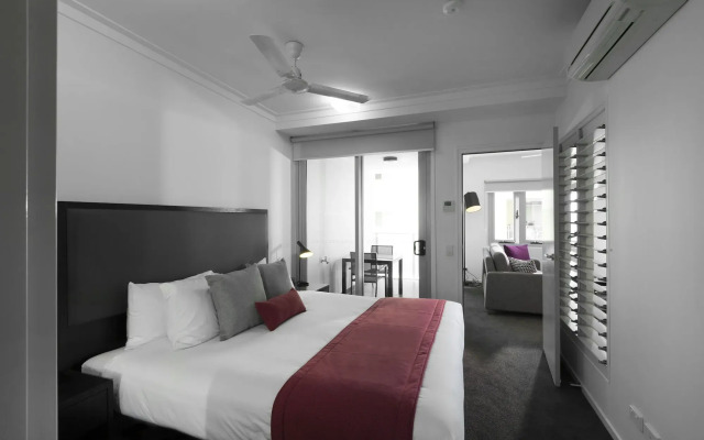 H on Mitchell Apartment Hotel