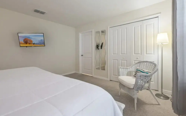 Cozy Home Near Disney Parks - Prime Location