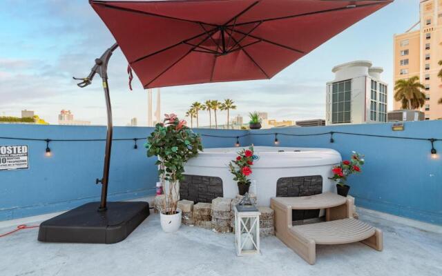 2Bedroom 2Bath with Private Rooftop&Jacuzzi,1block from beach