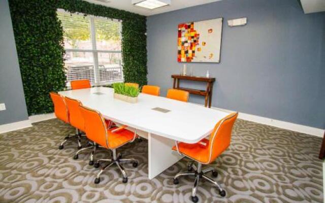 Downtown Midtown Apartments by NUOVO